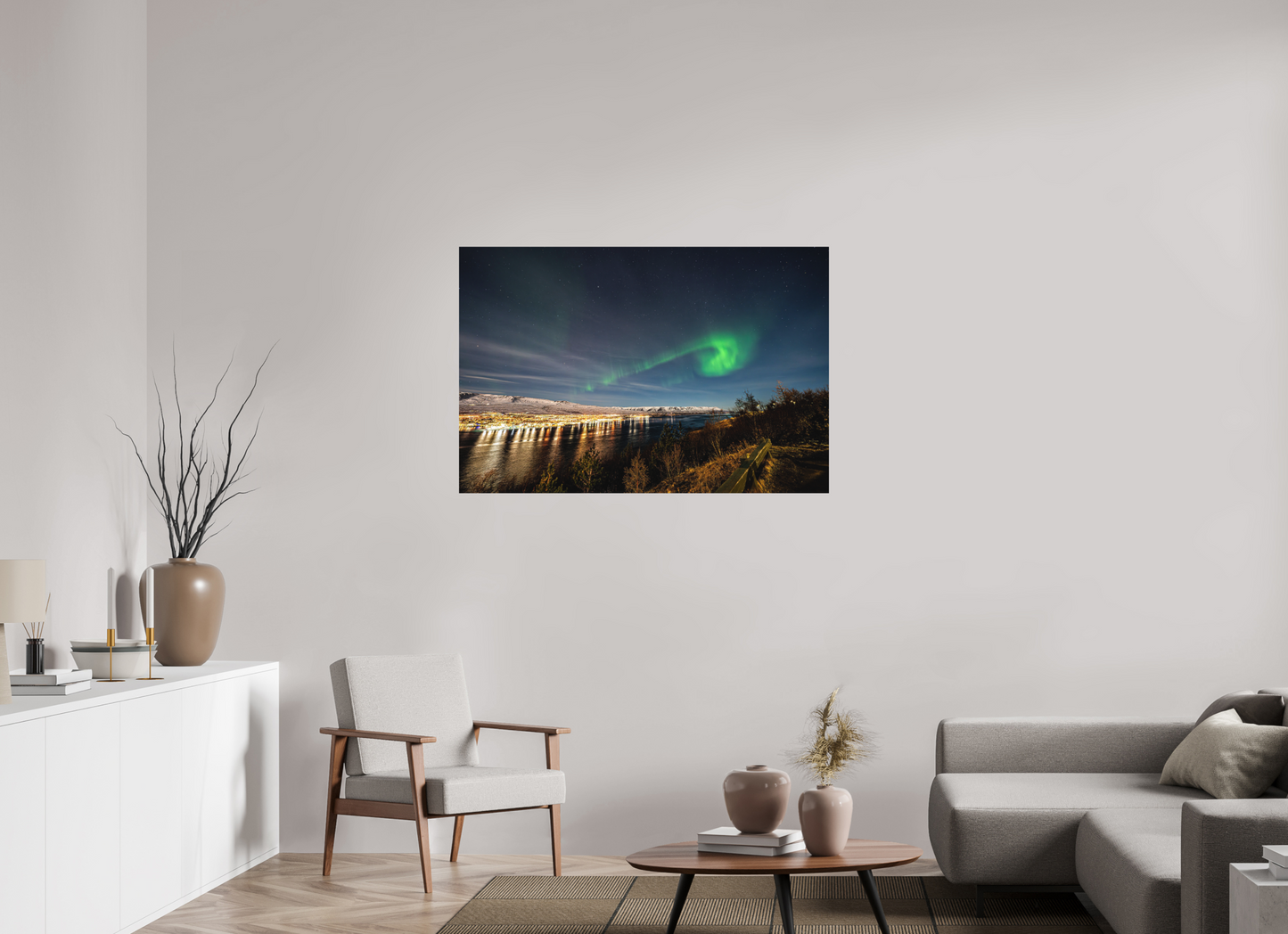 120 x 80 cm, Hahnemühle Photo Rag Bright White Nordlicht über Akureyri – Seitenblick auf den Fjord