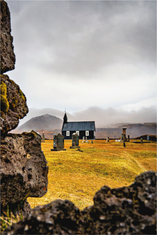Main image Búðakirkja – Schwarze Kirche im Nebel
