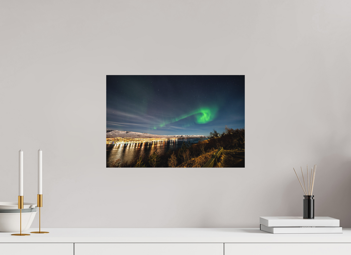 45 x 30 cm, Hahnemühle Photo Rag Bright White Nordlicht über Akureyri – Seitenblick auf den Fjord