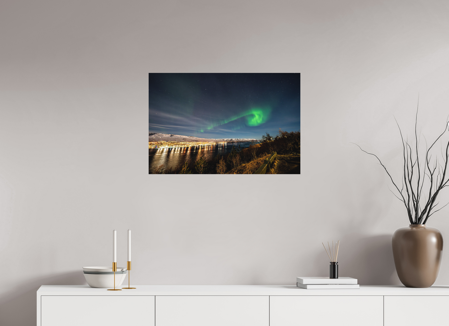 75 x 50 cm, Hahnemühle Photo Rag Bright White Nordlicht über Akureyri – Seitenblick auf den Fjord