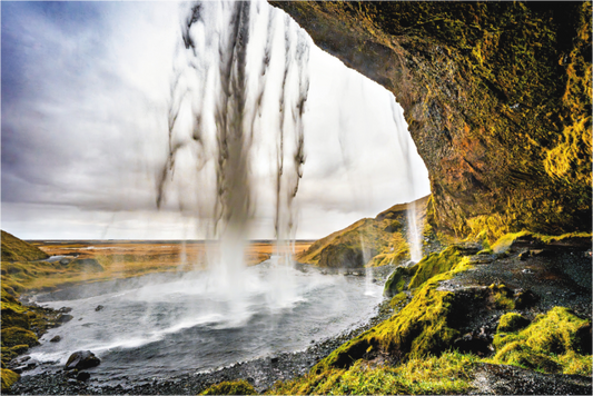 Main image Hinter dem Schleier – Blick aus der Höhle des Seljalandsfoss