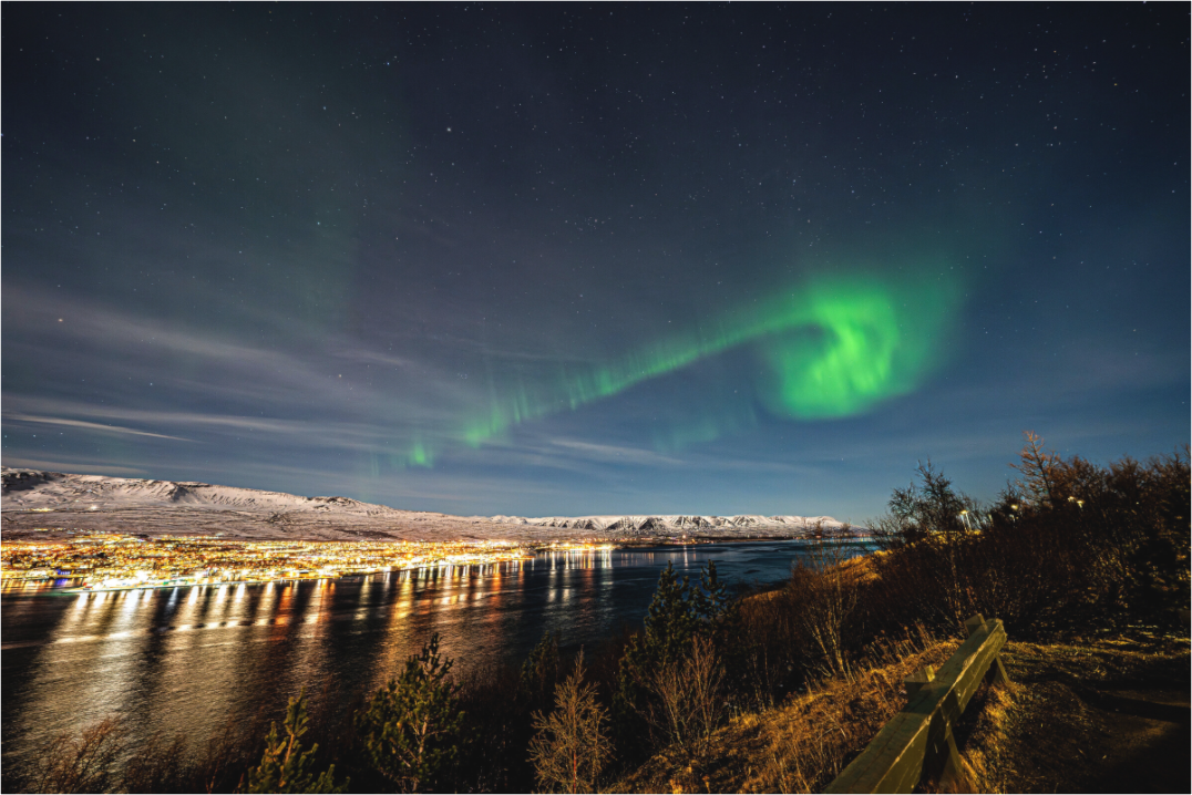 Main image Nordlicht über Akureyri – Seitenblick auf den Fjord