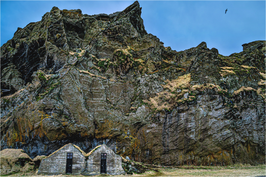 Main image Bergschatten – Versteckte Häuser von Island