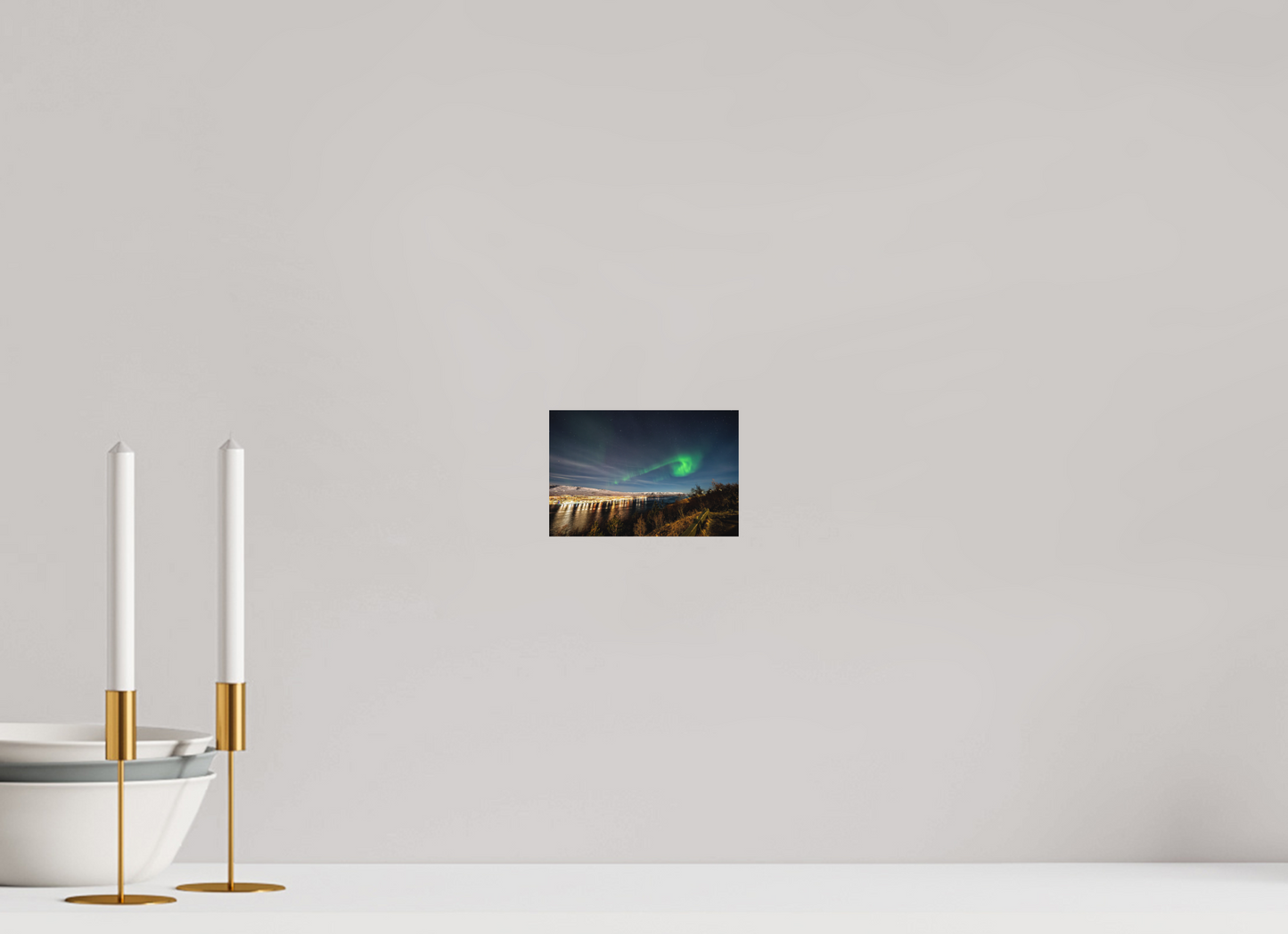 15 x 10 cm, Hahnemühle Photo Rag Bright White Nordlicht über Akureyri – Seitenblick auf den Fjord