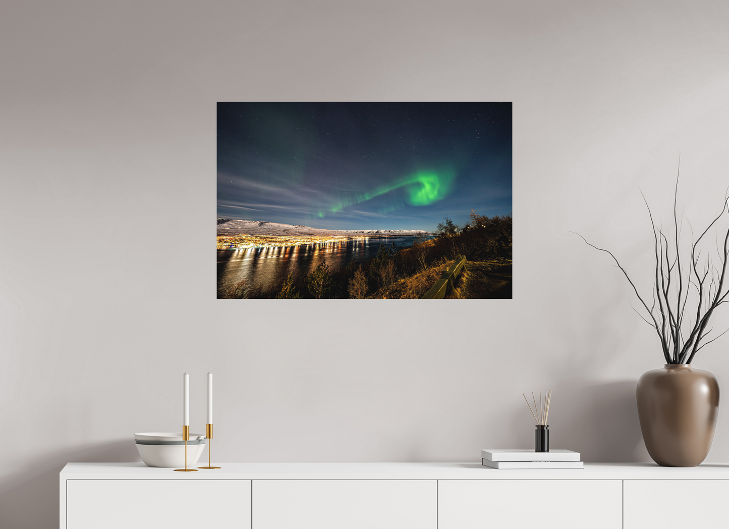 90 x 60 cm, Hahnemühle Photo Rag Bright White Nordlicht über Akureyri – Seitenblick auf den Fjord