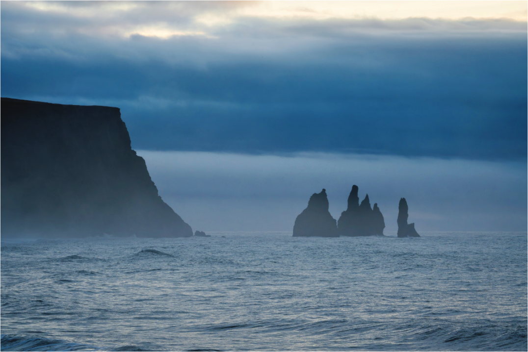 Main image Reynisdrangar im Nebel
