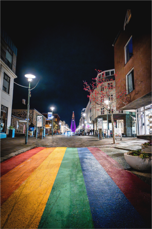 Main image Reykjavíks Regenbogenstraße bei Nacht