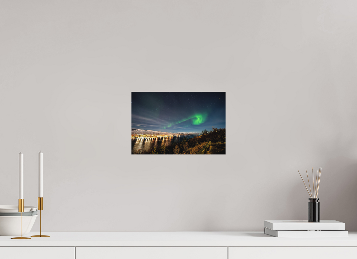 30 x 20 cm, Hahnemühle Photo Rag Bright White Nordlicht über Akureyri – Seitenblick auf den Fjord