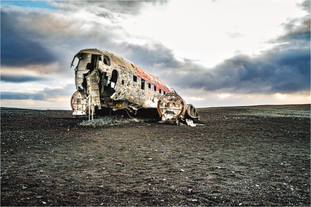 Main image Verlassenes Flugzeugwrack im schwarzen Sand