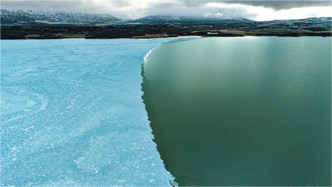 Main image Eisgrenze am See – Islands stille Winterlinie