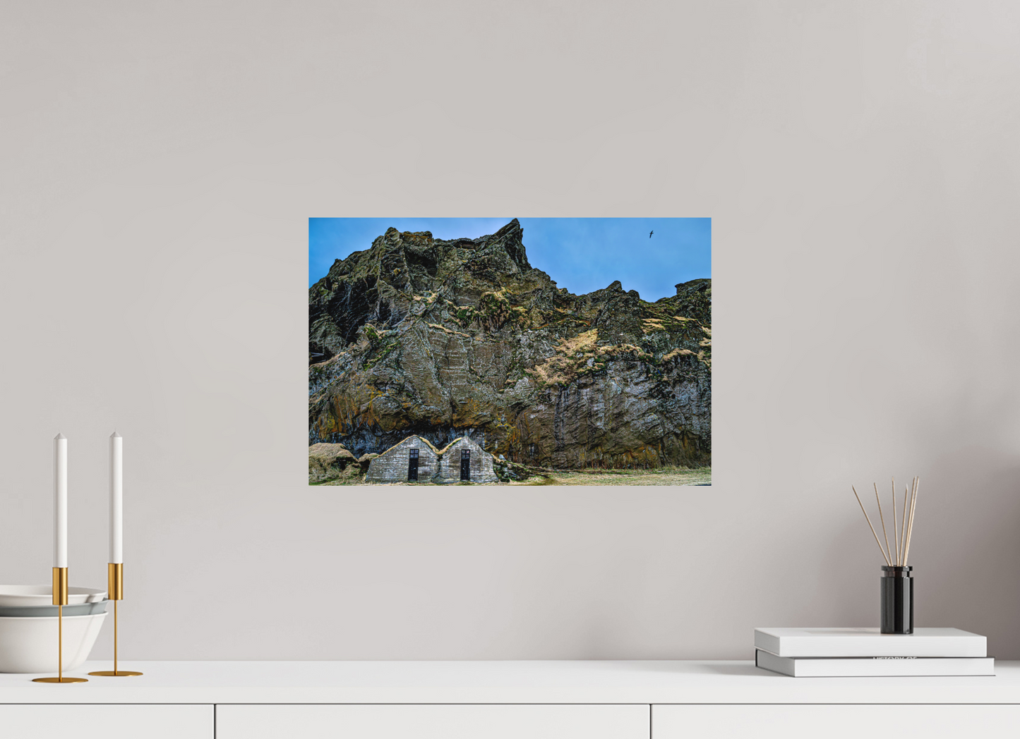 45 x 30 cm, Hahnemühle Photo Rag Bright White Bergschatten – Versteckte Häuser von Island