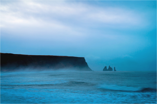 Main image Reynisdrangar im blauen Morgennebel