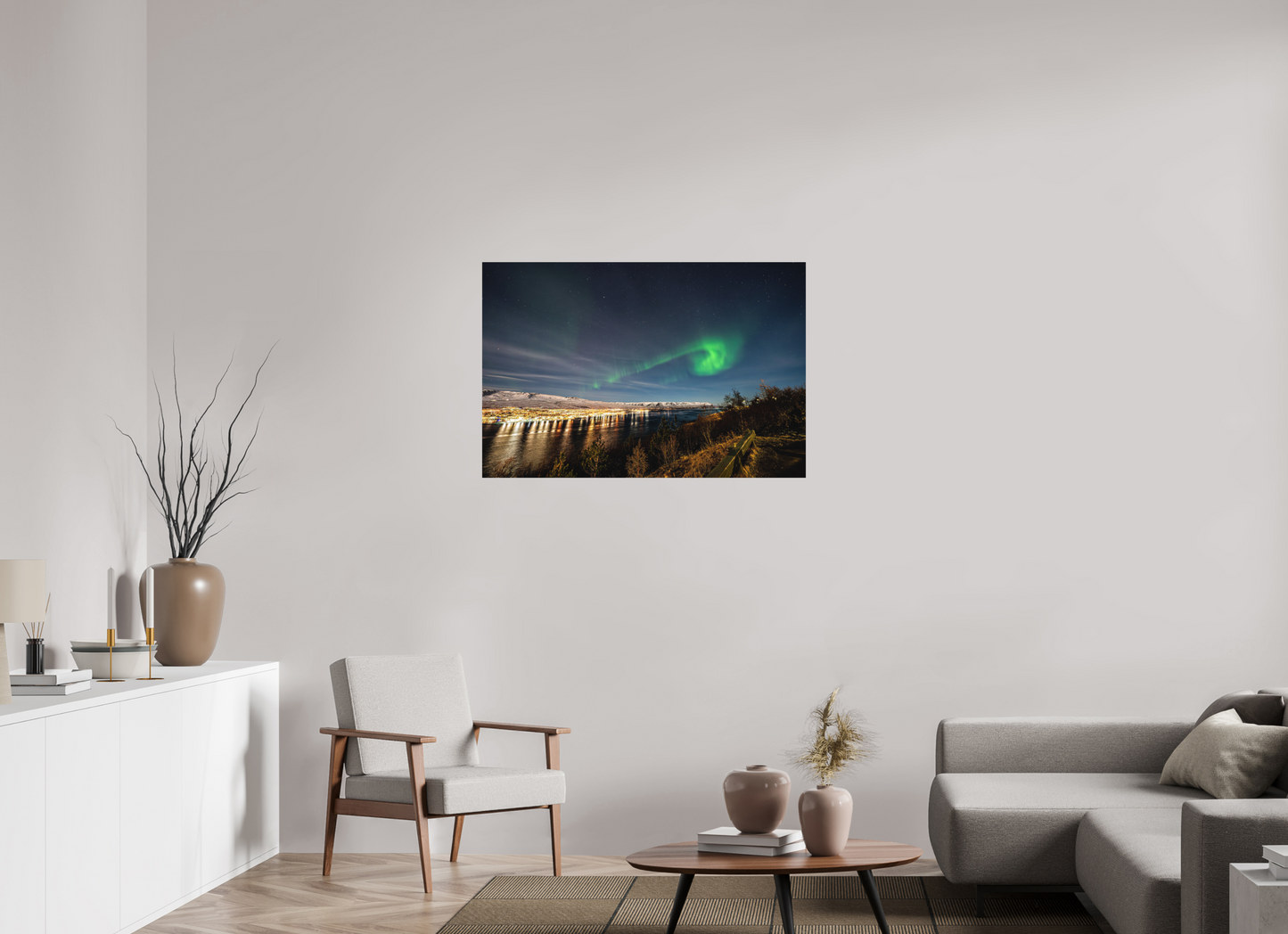 105 x 70 cm, Hahnemühle Photo Rag Bright White Nordlicht über Akureyri – Seitenblick auf den Fjord