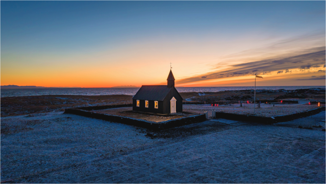 Main image Budirkirkja im Morgenlicht – stille Belohnung