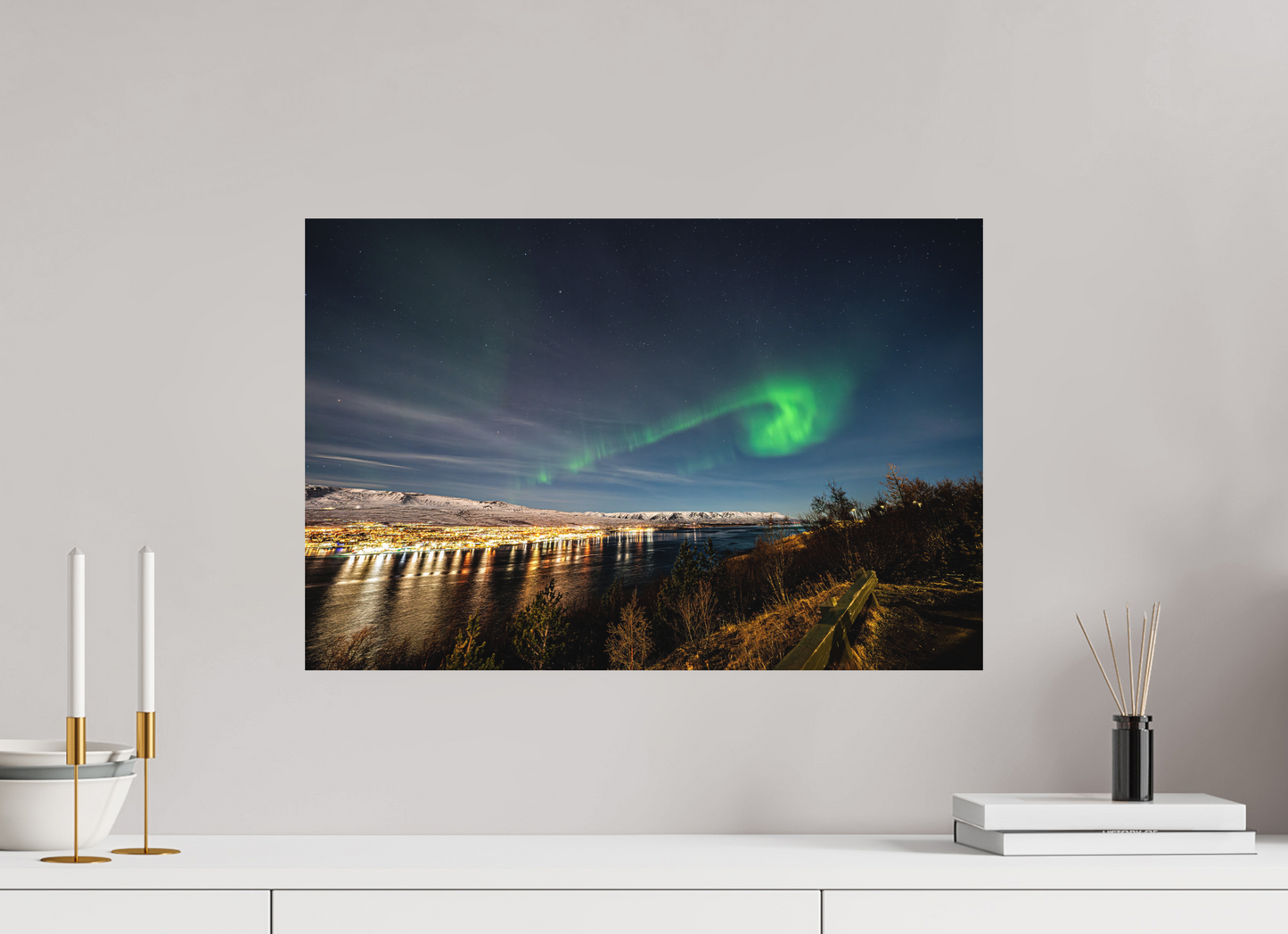 60 x 40 cm, Hahnemühle Photo Rag Bright White Nordlicht über Akureyri – Seitenblick auf den Fjord